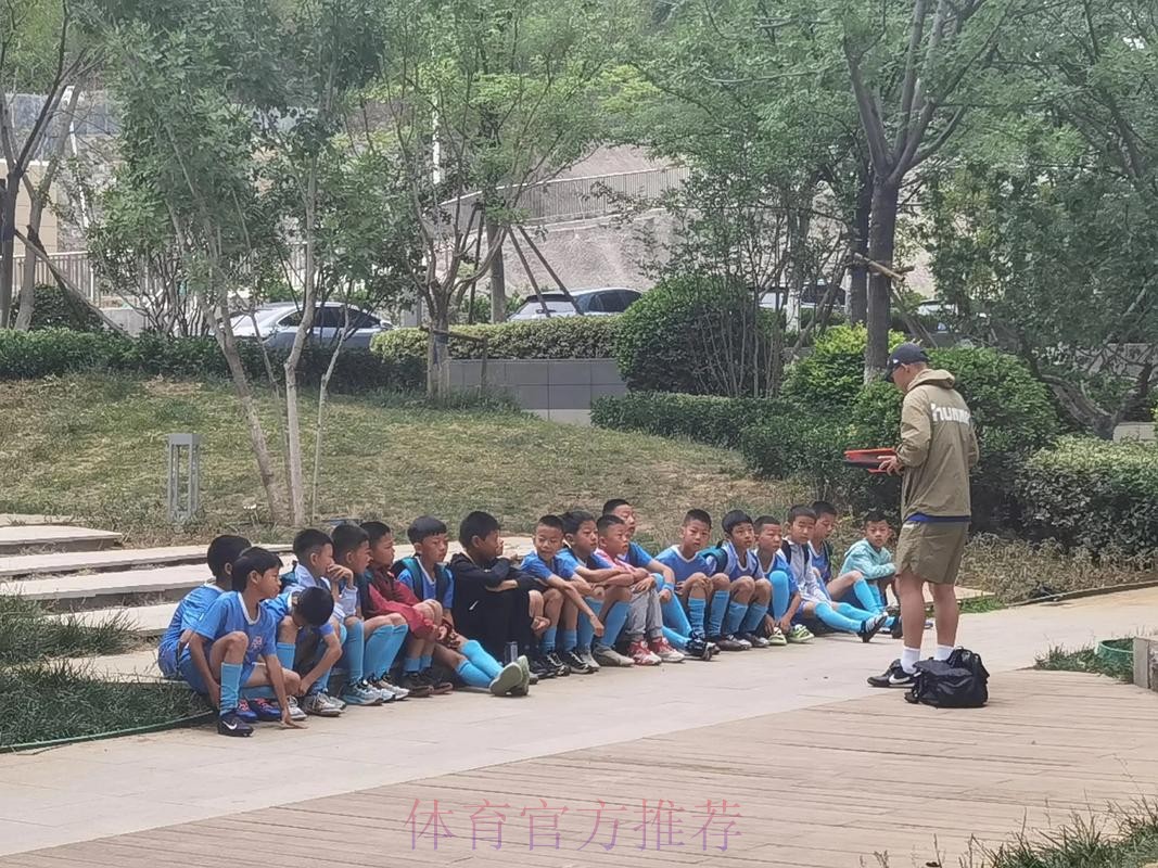 第三届亚足联青少年会议暨颁奖典礼在吉隆坡举行，山东鲁能泰山足球学校获得年度青训学院奖，徐根宝获年度青训教练特别贡献奖